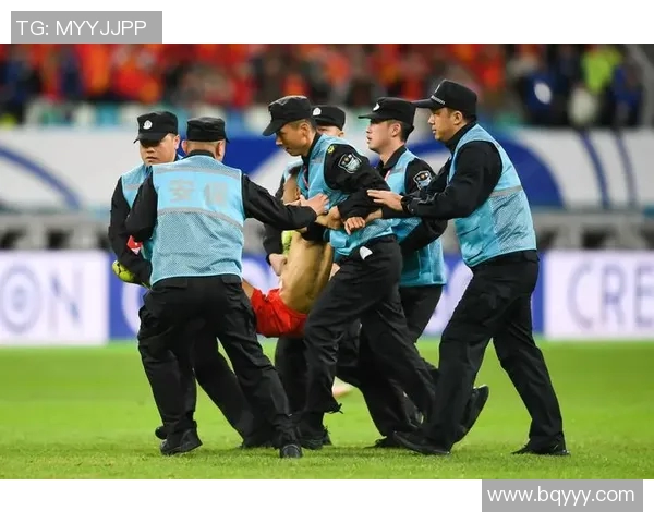 欧冠赛场上明斯的犯规引发争议球迷热议裁判判罚是否公正