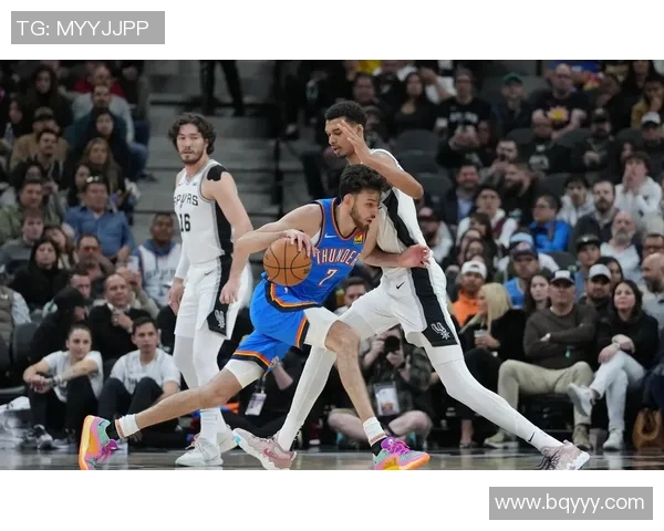 雷霆与勇士在季后赛中展开激烈角逐,球迷沸腾不已 雷霆与勇士在季后赛中展开激烈角逐,球迷沸腾不已